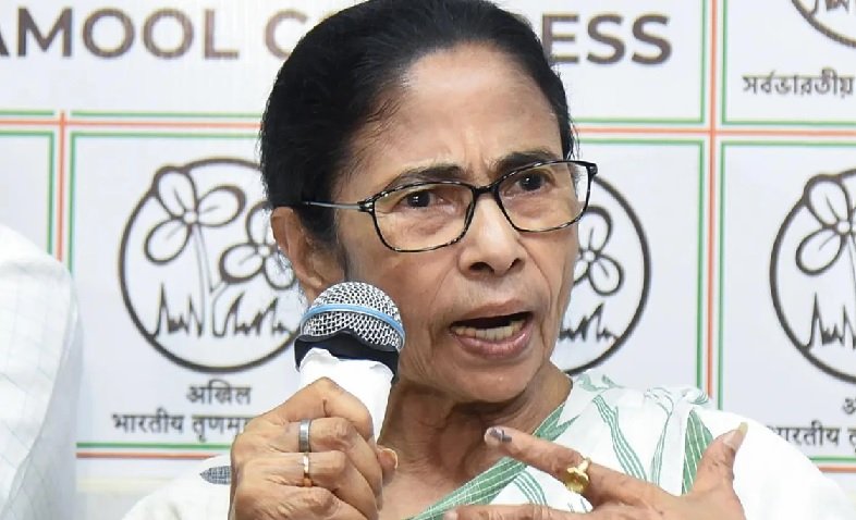 West Bengal Chief Minister Mamata Banerjee speaking during a press conference after opposition parties rejected her anti-BJP alliance appeal.