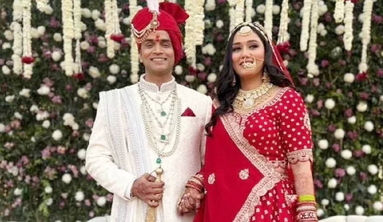 Wedding photo of Twisha Sharma and Samarth Singh during their marriage ceremony.